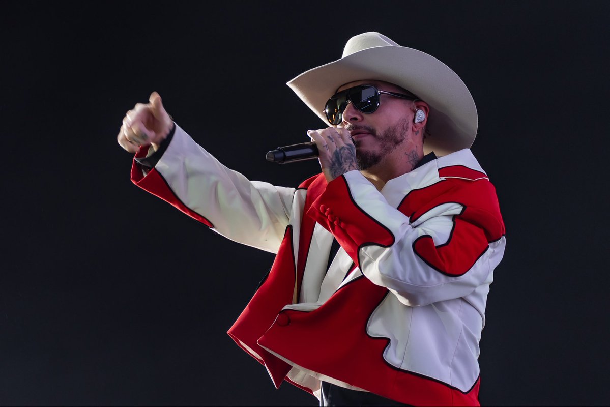 samuel_garcias's tweet photo. ARRANCA EL MUNDIAL MÁS NORTEÑO 🤠🔥🎶

Noche de fiesta en el cierre del Tour del Trofeo de la Copa Mundial de la FIFA 2026 by @CocaCola con un conciertazo de mi compadre @JBALVIN y LEYENDAS del fútbol como mi compadre @KAKA. 

¡Gracias a todos por asistir y NOS VEMOS EN EL FIFA FAN FESTIVAL! 🦁⚽👊🏻
