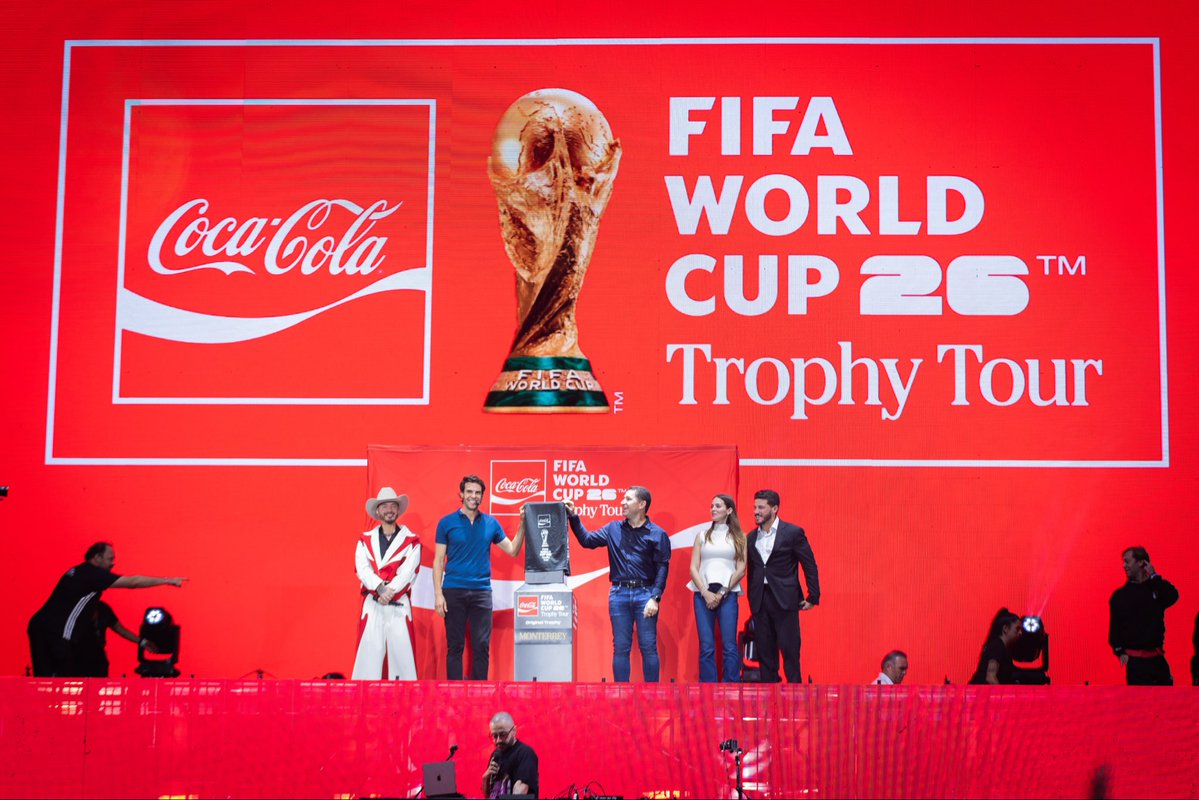 samuel_garcias's tweet photo. ARRANCA EL MUNDIAL MÁS NORTEÑO 🤠🔥🎶

Noche de fiesta en el cierre del Tour del Trofeo de la Copa Mundial de la FIFA 2026 by @CocaCola con un conciertazo de mi compadre @JBALVIN y LEYENDAS del fútbol como mi compadre @KAKA. 

¡Gracias a todos por asistir y NOS VEMOS EN EL FIFA FAN FESTIVAL! 🦁⚽👊🏻