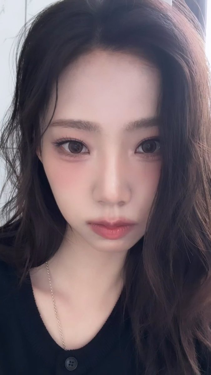 Story_forSummer's tweet photo. 괜히 설레고부끄러오ㅓ서 사진을 똑바로 못쳐다보겟어
진짜 너무나 어른여자잖아 ...🧎‍♀️ https://t.co/RTvvypJIpw
