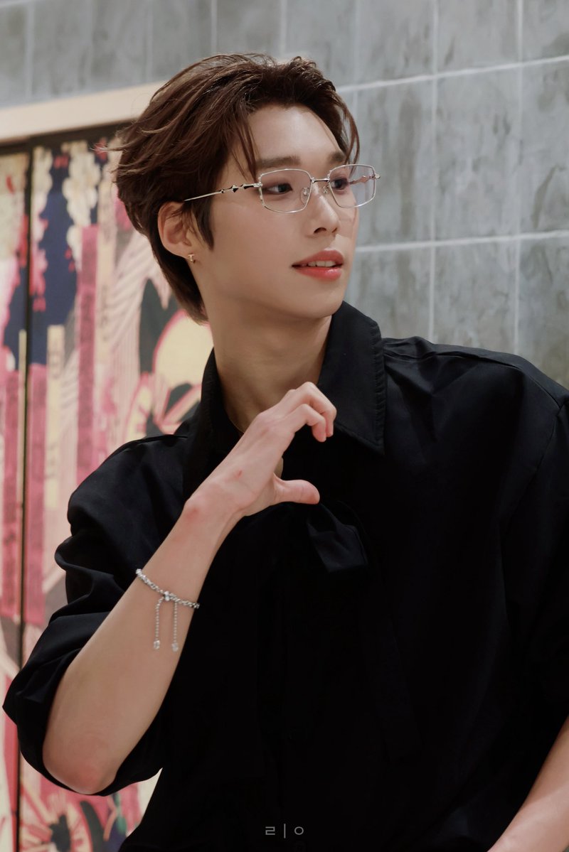 rr__00__143's tweet photo. 👓
#ASCENDER #어센더 #アセンダー
#로안 #ROAN https://t.co/TrjF05AAdb