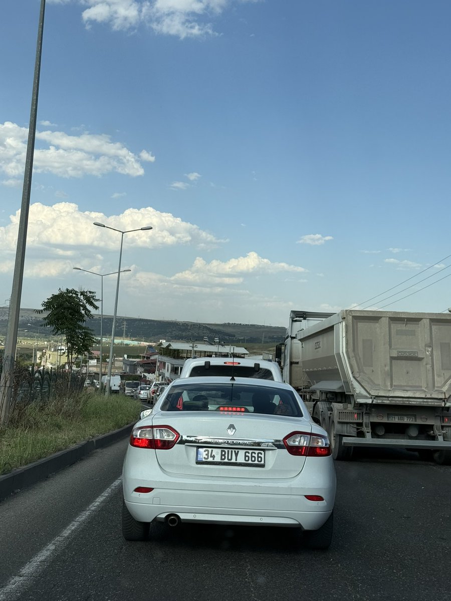 psikoamed's tweet photo. Bir şehir büyüyor ama yolları aynı kalıyorsa bunun adı gelişim değil, plansızlıktır. Diyarbakır’ın giriş çıkışları her gün kilitleniyor. İnsanların zamanı, yakıtı ve sabrı trafikte tükeniyor. Şehir büyüyor, araç sayısı artıyor, çevre ilçelerle bağlantılar yoğunlaşıyor. Buna rağmen yıllardır aynı noktalarda aynı trafik, aynı kuyruklar yaşanıyor.
Ulaşım planlamasının, kavşak düzenlemelerinin, alternatif guzergahlarin ve gerekli altyapı yatırımlarının zamanında hayata geçirilmemesinin sonucudur.
Karayolları, yerel yönetimler ve ilgili tüm kurumlar artık günü kurtaran değil, geleceği planlayan çözümler üretmeli..Vatandasa yazık..