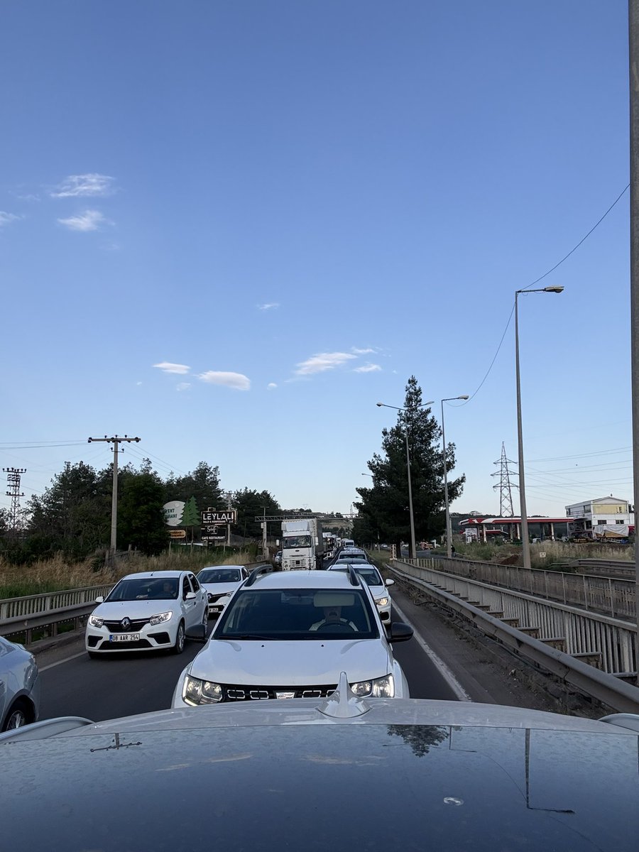 psikoamed's tweet photo. Bir şehir büyüyor ama yolları aynı kalıyorsa bunun adı gelişim değil, plansızlıktır. Diyarbakır’ın giriş çıkışları her gün kilitleniyor. İnsanların zamanı, yakıtı ve sabrı trafikte tükeniyor. Şehir büyüyor, araç sayısı artıyor, çevre ilçelerle bağlantılar yoğunlaşıyor. Buna rağmen yıllardır aynı noktalarda aynı trafik, aynı kuyruklar yaşanıyor.
Ulaşım planlamasının, kavşak düzenlemelerinin, alternatif guzergahlarin ve gerekli altyapı yatırımlarının zamanında hayata geçirilmemesinin sonucudur.
Karayolları, yerel yönetimler ve ilgili tüm kurumlar artık günü kurtaran değil, geleceği planlayan çözümler üretmeli..Vatandasa yazık..