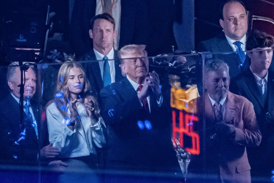 ImpactoLatino's tweet photo. Donald Trump fue recibido este lunes por unos sonoros abucheos cuando la pantalla gigante del Madison Square Garden, sede del tercer partido de las Finales NBA entre New York Knicks y San Antonio Spurs, anunció su presencia. #ImpactoLatino #Trump #NBA #MadisonSquare https://t.co/FlYXF4DR7S