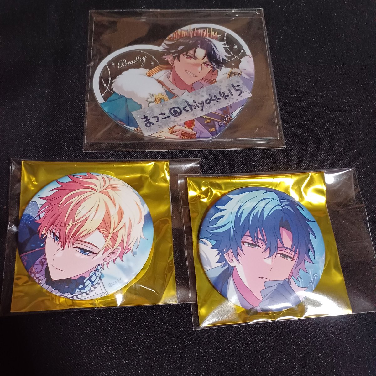 chiyo4415's tweet photo. 【交換】魔法使いの約束　まほやく　6.5周年　ソナチネ　缶バッジ　カンバッジコレクション

譲　ヒースクリフ　フィガロ

求　ブラッドリー

または異種(こちらから２点提供お相手様１点交換可)
ラベル缶　ブラッドリー
6.5周年アニメイトフェア　特典　ブラッドリー

郵送交換 https://t.co/tApGspTWdN