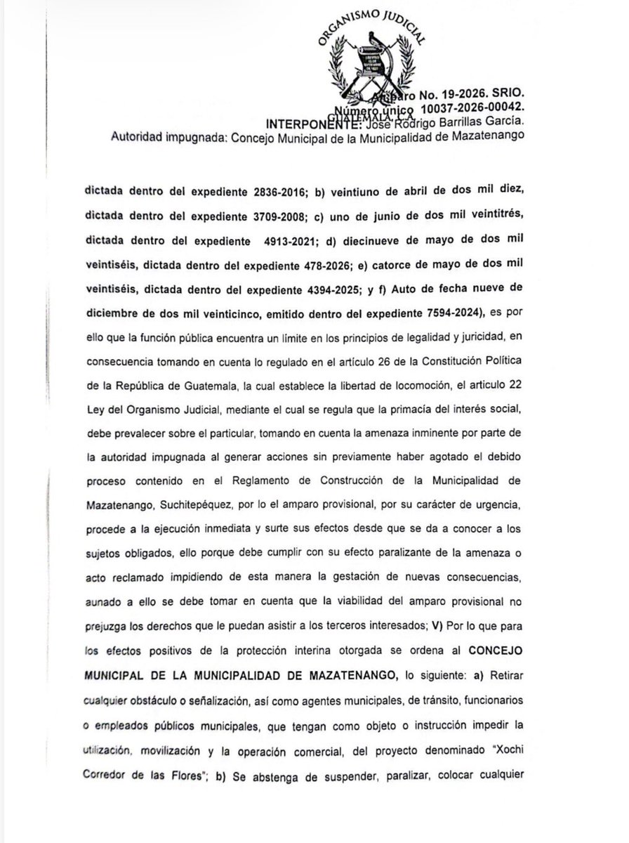MaraFHerrera1's tweet photo. El alcalde Carlos Villagran y el Concejo Municipal de Mazatenango acaba de estrellarse contra el Estado de derecho. La justicia otorgó amparo provisional al proyecto Xochi Corredor de las Flores, frenando en seco los abusos de las autoridades locales.  

 Orden fulminante para retirar todo bloqueo y agente municipal que asfixie la operación comercial.  

 Prohibición absoluta de hostigar con inspecciones fuera de horario.  

 Instrucción directa a la Policía Nacional Civil para desmantelar cualquier obstáculo si la alcaldía intenta resistirse.  

Tienen exactamente veinticuatro horas para acatar la orden bajo apercibimiento legal. El capital privado se respeta y la certeza jurídica no es negociable.