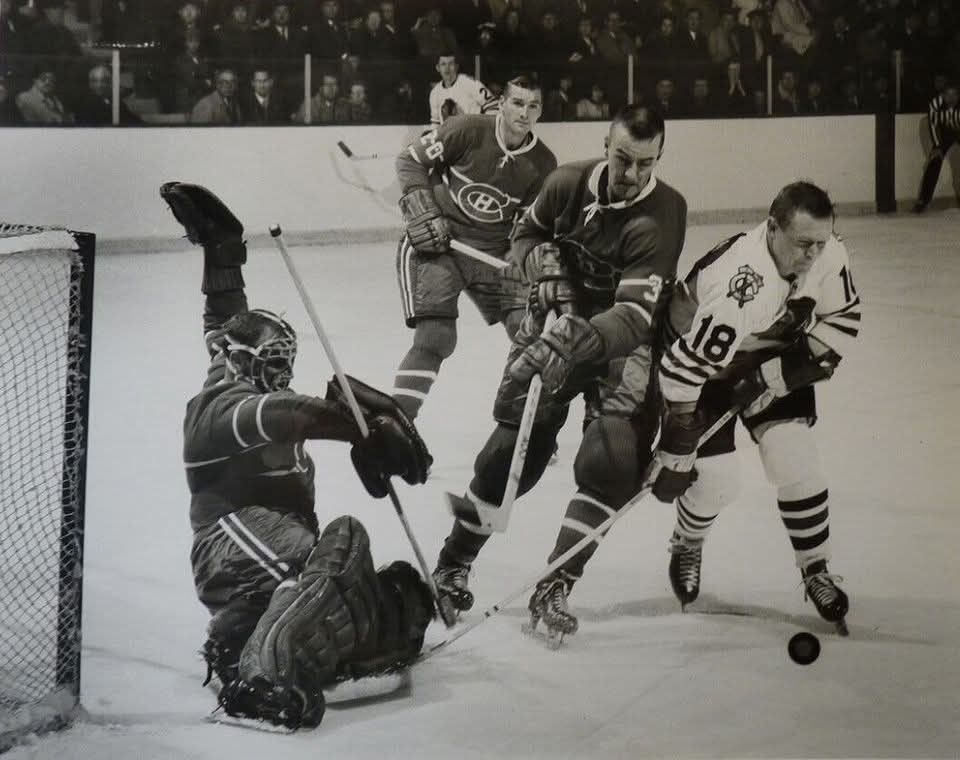 chbmeredith's tweet photo. I saw this random hockey pic of Charlie Hodge fending off Chicago Black Hawks great Johnny McKenzie (odd to see him not in a Bruins jersey) with a helmetless JC Tremblay and Dave Balon in pursuit and Stan Makita in the distance. Classic early 60s NHL hockey! https://t.co/sf17q35uE4