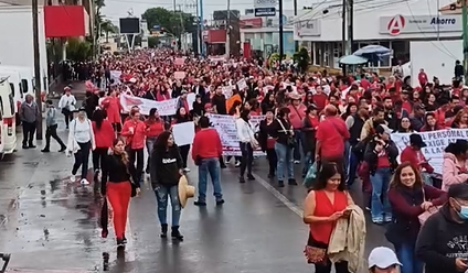 GuillermoCinta's tweet photo. Miles de maestros adheridos o simpatizantes de la #CNTE, apoyados por profesores del Movimiento Magisterial de Bases, marchan este martes sobre la avenida #Morelos de #Cuernavaca rumbo al Zócalo. Su protesta se inserta en las manifestaciones de esa organización en #CDMX en busca de la abrogación de la Ley del ISSSTE, entre otras cosas.