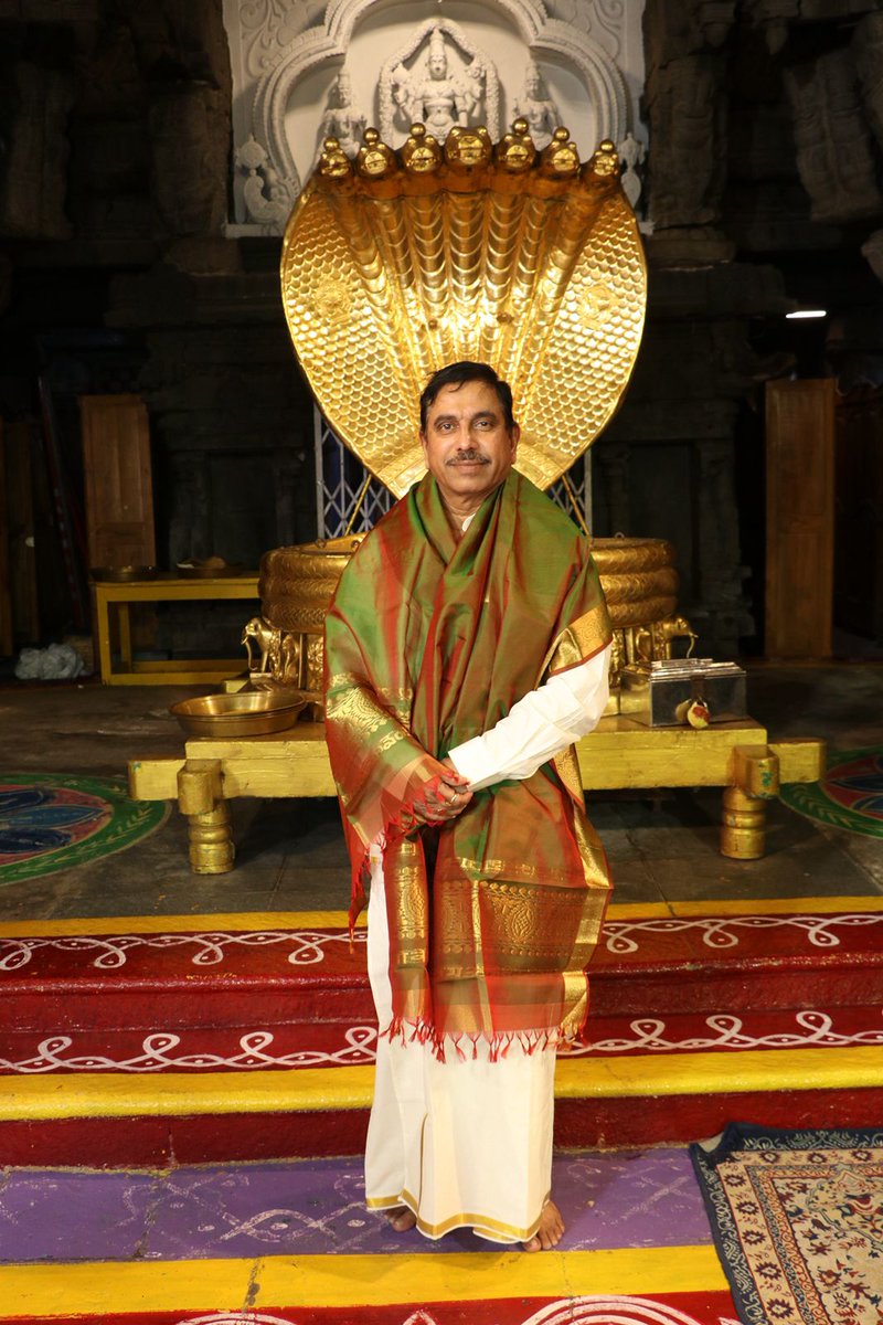 JoshiPralhad's tweet photo. Had the privilege of offering prayers and seeking the divine blessings of Lord Sri Venkateswara Swamy at Tirumala and Goddess Sri Padmavathi Ammavaru at the sacred Sri Padmavathi Ammavari Temple, Tirupati. 🙏🏻

Offered prayers for the well being of the citizens of our country and the continued progress of the nation. 

Blessed to have a very fulfilling darshan at both revered temples, also received the sacred Laddu Prasad, which was truly delicious and added to the joy of this blessed spiritual experience.

ಓಂ ನಮೋ ವೆಂಕಟೇಶಾಯ
ಓಂ ಶ್ರೀ ಪದ್ಮಾವತ್ಯೈ ನಮಃ

ತಿರುಮಲ ತಿರುಪತಿಯ ಶ್ರೀ ವೆಂಕಟೇಶ್ವರಸ್ವಾಮಿ ಹಾಗೂ ತಿರುಪತಿಯ ಪವಿತ್ರ ಶ್ರೀಕ್ಷೇತ್ರ ಶ್ರೀ ಪದ್ಮಾವತಿ ಅಮ್ಮನವರ ದಿವ್ಯ ಸನ್ನಿಧಿಯಲ್ಲಿ ಪ್ರಾರ್ಥನೆ ಸಲ್ಲಿಸಿ, ಆಶೀರ್ವಾದ ಪಡೆಯುವ ಸೌಭಾಗ್ಯ ನನ್ನದಾಯಿತು.

ದೇಶದ ಸಮಸ್ತ ನಾಗರಿಕರ ಕಲ್ಯಾಣಕ್ಕಾಗಿ ಮತ್ತು ರಾಷ್ಟ್ರದ ನಿರಂತರ ಪ್ರಗತಿ ಹಾಗೂ ಅಭಿವೃದ್ಧಿಗಾಗಿ ಆ ಜಗಜ್ಜನನಿ ಮತ್ತು ಶ್ರೀನಿವಾಸನಲ್ಲಿ ಭಕ್ತಿಪೂರ್ವಕ ಪ್ರಾರ್ಥನೆಗಳನ್ನು ಸಮರ್ಪಿಸಿದೆನು. ಎರಡೂ ಪುಣ್ಯಕ್ಷೇತ್ರಗಳಲ್ಲಿ ಅತ್ಯಂತ ಧನ್ಯತೆಯನ್ನು ತಂದಿತ್ತ ಸಾರ್ಥಕ ದರ್ಶನ ಭಾಗ್ಯ ನನ್ನದಾಯಿತು.

ಇದರೊಂದಿಗೆ, ಅತ್ಯಂತ ಸ್ವಾದಿಷ್ಟವಾದ ಪವಿತ್ರ 'ಲಡ್ಡು ಪ್ರಸಾದ'ವನ್ನು ಸ್ವೀಕರಿಸುವ ಸೌಭಾಗ್ಯ ಲಭಿಸಿತು. ಇದು ಈ ಆಧ್ಯಾತ್ಮಿಕ ದಿವ್ಯ ಅನುಭೂತಿಯ ಆನಂದವನ್ನು ಮತ್ತಷ್ಟು ಹೆಚ್ಚಿಸಿದೆ.

#TirumalaTirupati
#TTD
@TTDevasthanams