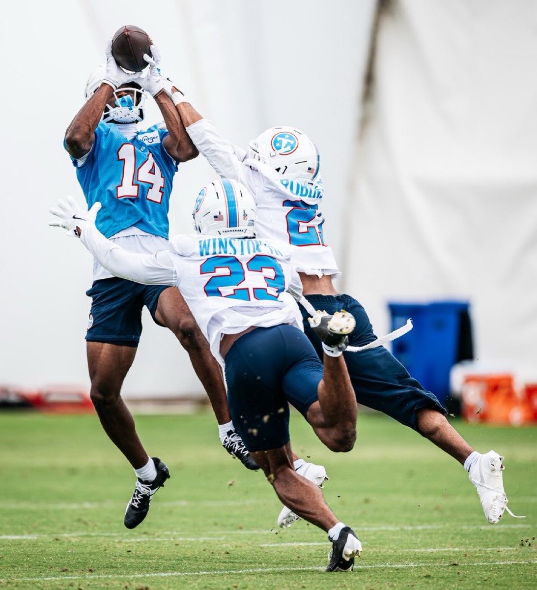 SleeperTitanUp's tweet photo. Carnell Tate is going to be the best receiver the Titans ever drafted 🤝

📸: @Titans https://t.co/VnLTLnVcuz