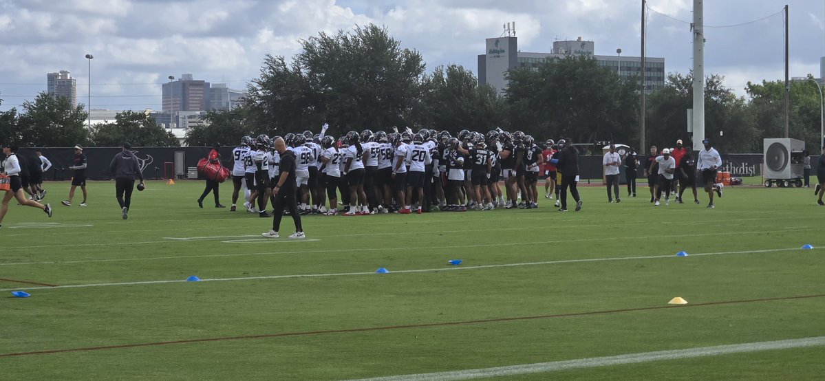 EVasquez_Texans's tweet photo. Inicia minicamp esta semana para @SomosTexans https://t.co/LsoPgARHcV