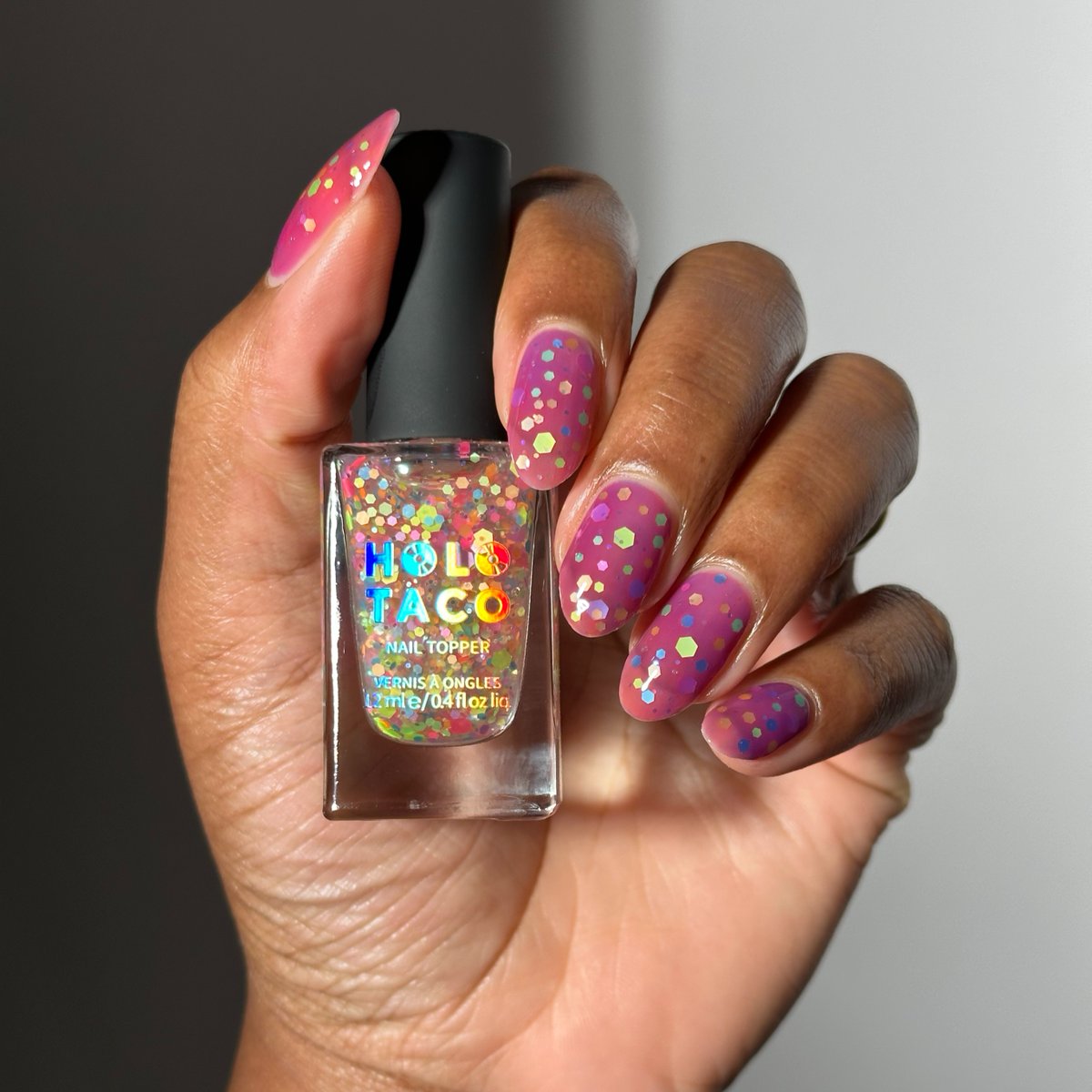 holotaco's tweet photo. Help, we're still at the picnic party 🧺🐜 Which #holotacocombo with Picnic Party Taco are you packing in your basket? 🥪
☁️ melanated.mani in Sky High + Glossed &amp; Found
💄 aanchysnails in Glossed &amp; Found
🧊 yyulia_m in Meltdown
🍊 your.girl.vee in In My Peelings
#holotaco https://t.co/RD6T00lGI4