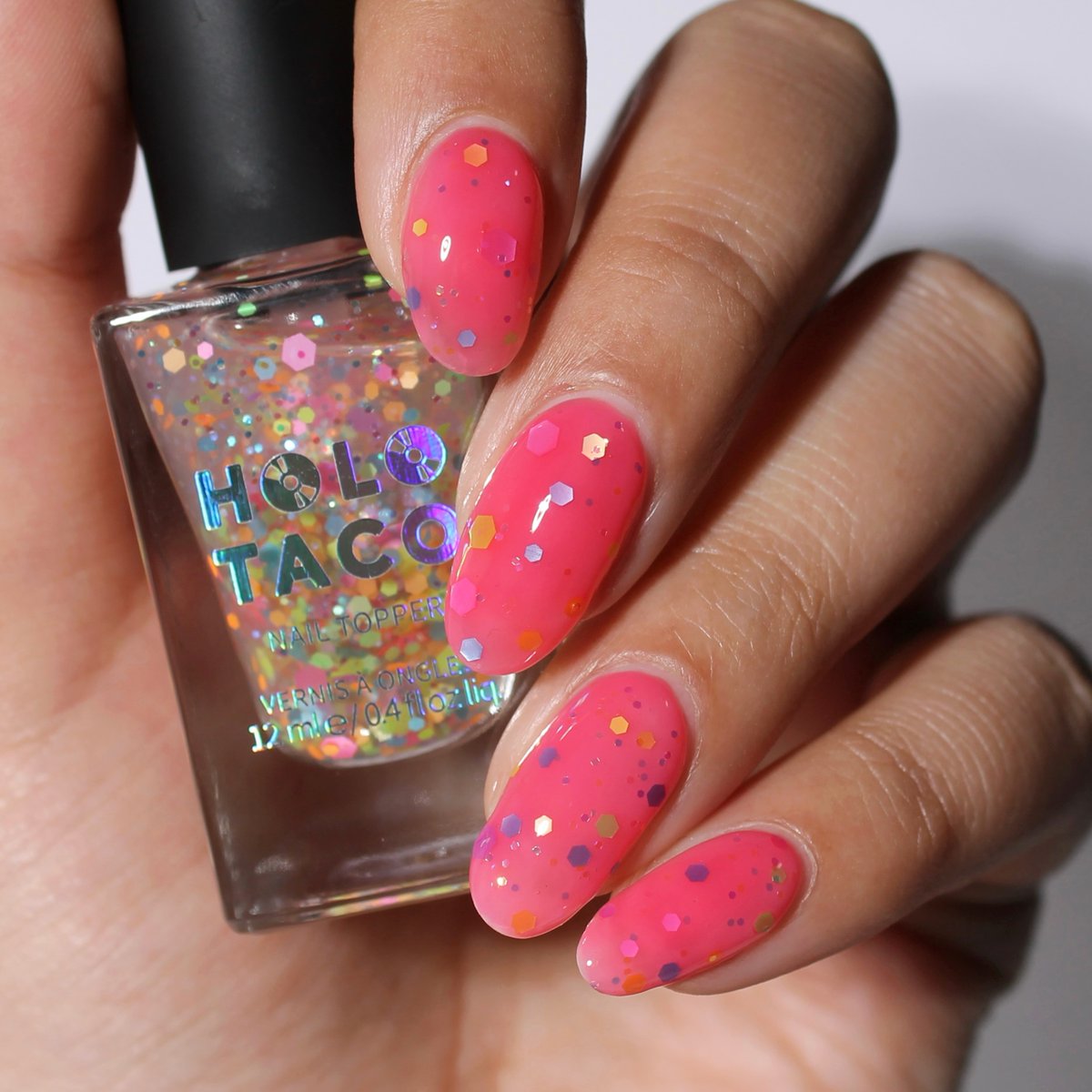 holotaco's tweet photo. Help, we're still at the picnic party 🧺🐜 Which #holotacocombo with Picnic Party Taco are you packing in your basket? 🥪
☁️ melanated.mani in Sky High + Glossed &amp; Found
💄 aanchysnails in Glossed &amp; Found
🧊 yyulia_m in Meltdown
🍊 your.girl.vee in In My Peelings
#holotaco https://t.co/RD6T00lGI4