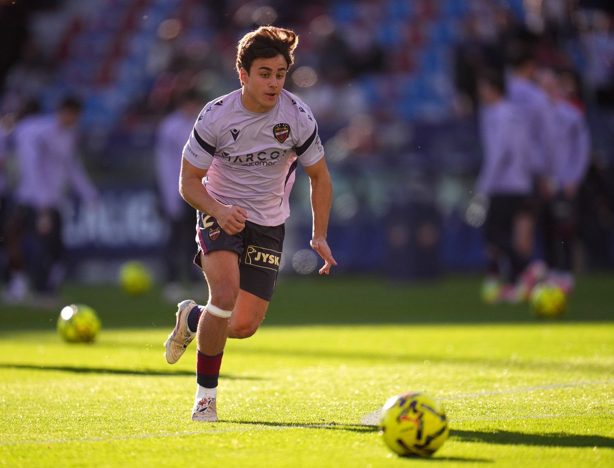 InsiderLaranjo's tweet photo. Benfica terá voltado a colocar o nome de Carlos Álvarez na lista de potenciais reforços para a próxima temporada. O extremo de 22 anos do Levante, está novamente sob observação dos encarnados, embora não existam, para já, negociações formais. https://t.co/LKlnGTB9rh