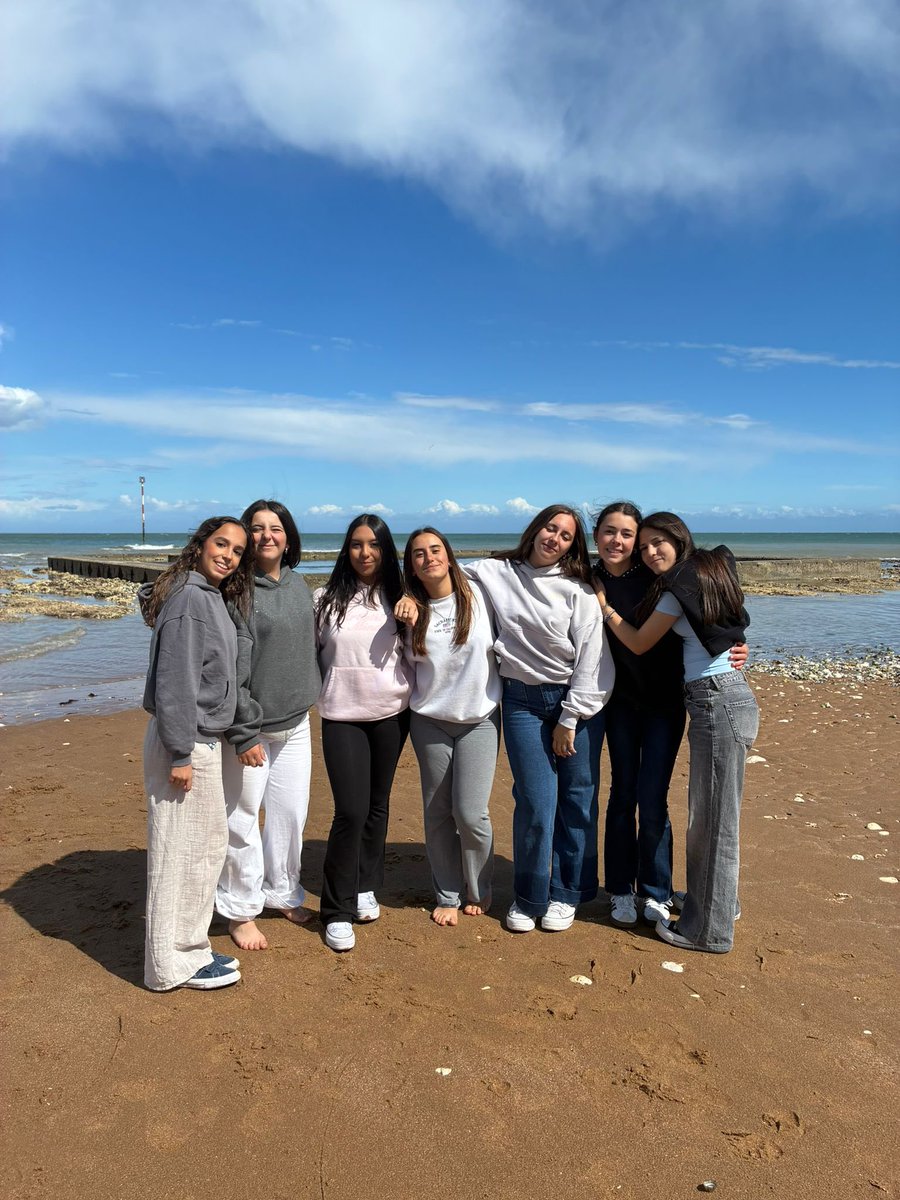 IES_ProfD_Ortiz's tweet photo. Crónica del 2º día en Broadstairs. Hoy ha tocado jornada doble de clases para recuperar las de mañana, que tenemos excursión de día entero a Londres. Por la noche, para relajarse,  barn dance. La sesión discoteca de anoche : todo un éxito https://t.co/IHtCkS0Dke