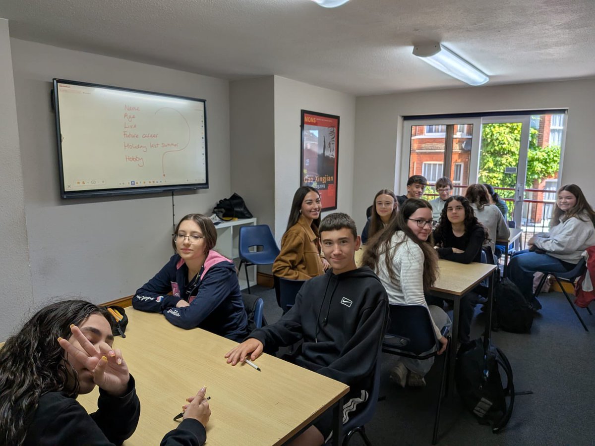 IES_ProfD_Ortiz's tweet photo. Crónica del 2º día en Broadstairs. Hoy ha tocado jornada doble de clases para recuperar las de mañana, que tenemos excursión de día entero a Londres. Por la noche, para relajarse,  barn dance. La sesión discoteca de anoche : todo un éxito https://t.co/IHtCkS0Dke