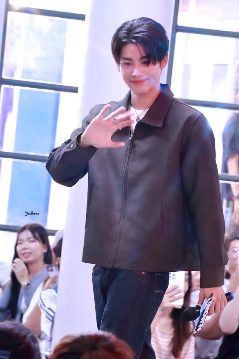 YPanyanan's tweet photo. 080626 | #Flex1045xWhenOrangesFall
เปล่งประกายท่ามกลางผู้คนมากมาย
#almondbabybigboy @almondsleepp #AlmondProgress #แอลม่อนโปรเกรส https://t.co/5x2LFFm5d7