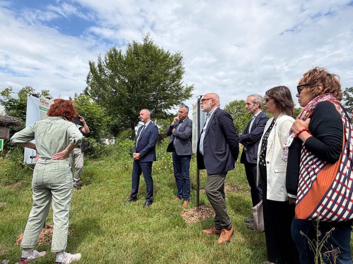 Prefet_15's tweet photo. [#Exposition #ToutesEtTousEgaux | La Ségalassière - 06/06]
👉Philippe LOOS, préfet du Cantal a participé à l’inauguration de l’exposition “Femmes d’exception, botanistes remarquables” qui permet de valoriser le travail de femmes scientifiques dont les contributions ont été minimisées.

✅ Un moment important pour découvrir l’effet Matilda, phénomène qui décrit la tendance à attribuer les découvertes faites par des femmes à leurs collègues masculins.

🤝M. le préfet a salué le travail remarquable de recherche et de création artistique dont 4 panneaux avaient été accueillis en préfecture pour le #8Mars.

📌Il a rappelé que l'égalité entre les femmes et les hommes était la grande cause des quinquennats depuis 2017 avec un plan interministériel «Toutes et tous égaux » 2023-2027, soulignant ainsi l’importance de travailler collectivement pour encourager davantage les filles à choisir les métiers des mathématiques et des sciences, déconstruire les stéréotypes de genre et valoriser les modèles féminins dans les sciences.