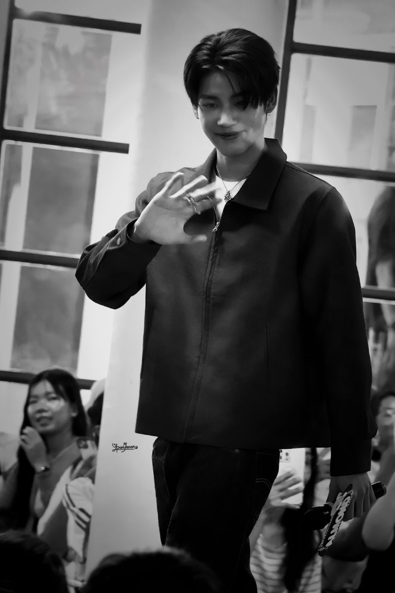 YPanyanan's tweet photo. 080626 | #Flex1045xWhenOrangesFall
เปล่งประกายท่ามกลางผู้คนมากมาย
#almondbabybigboy @almondsleepp #AlmondProgress #แอลม่อนโปรเกรส https://t.co/5x2LFFm5d7