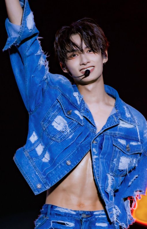 eleshania's tweet photo. Happy birthday cowok green forest kami! Kamu keren, Jun! 🤗🥳🎉💖
#오늘은_문준휘생일_축하_쿠다사이
#OurMoonlightJUNday #文俊辉 @pledis_17 https://t.co/4ejuOsVNcm