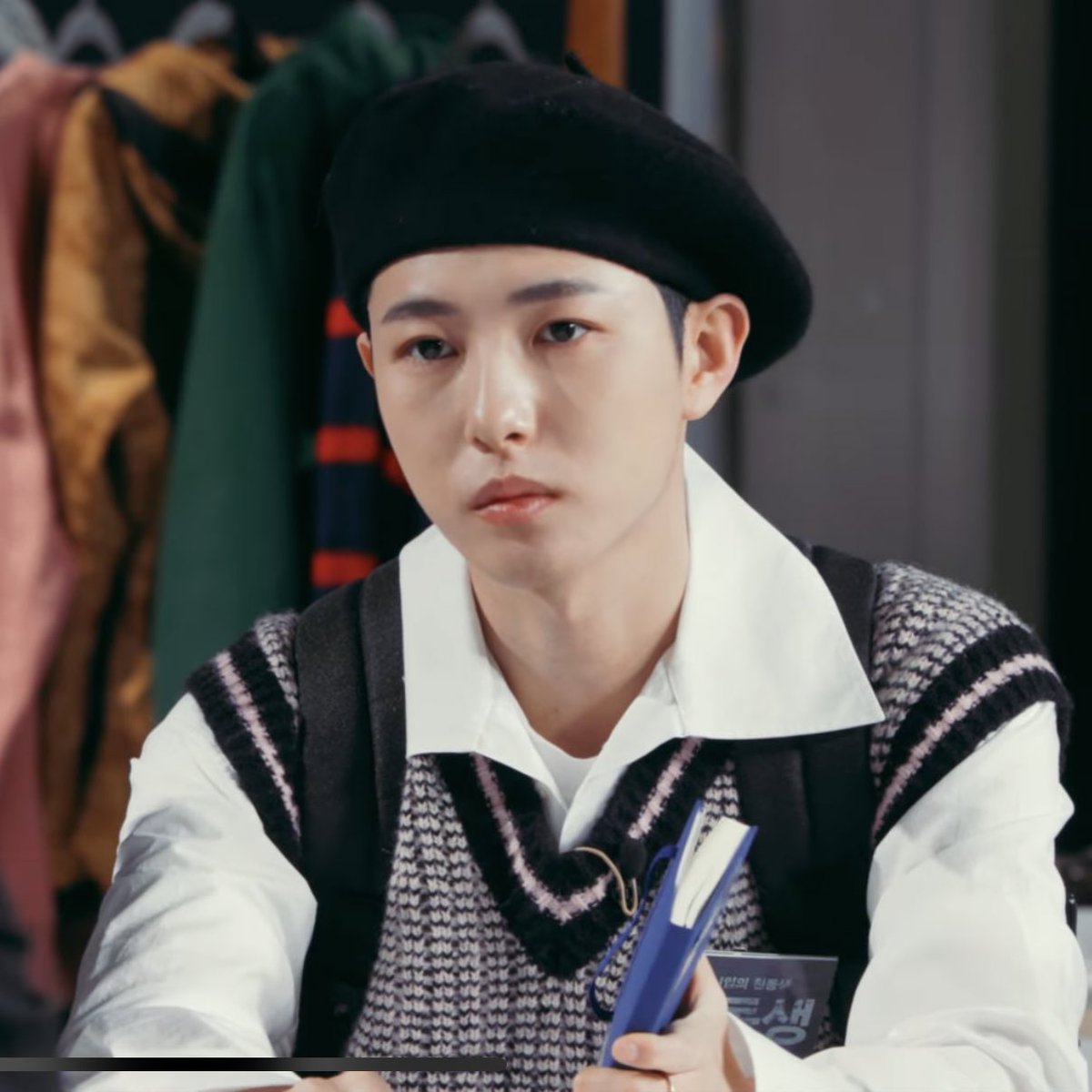 yaaaaaawung's tweet photo. 남고 담임 황쌤 자기 반 애들이 교실에서 꽃 키우겟다고 야랄떨면 지겨워죽겟다는 표정으로 절대 반대함 이유:니들이 뿜는 더러운 공기를 먹고 자랄 꽃이 불쌍하다
자기 집은 쁘띠화원수준으로 가꿔놧다는 것은 영원한 비밀이다…….. https://t.co/4duqCUMJeE