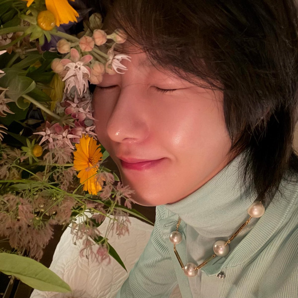 yaaaaaawung's tweet photo. 남고 담임 황쌤 자기 반 애들이 교실에서 꽃 키우겟다고 야랄떨면 지겨워죽겟다는 표정으로 절대 반대함 이유:니들이 뿜는 더러운 공기를 먹고 자랄 꽃이 불쌍하다
자기 집은 쁘띠화원수준으로 가꿔놧다는 것은 영원한 비밀이다…….. https://t.co/4duqCUMJeE