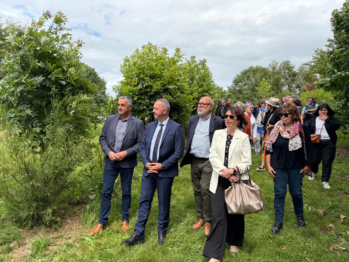 Prefet_15's tweet photo. [#Exposition #ToutesEtTousEgaux | La Ségalassière - 06/06]
👉Philippe LOOS, préfet du Cantal a participé à l’inauguration de l’exposition “Femmes d’exception, botanistes remarquables” qui permet de valoriser le travail de femmes scientifiques dont les contributions ont été minimisées.

✅ Un moment important pour découvrir l’effet Matilda, phénomène qui décrit la tendance à attribuer les découvertes faites par des femmes à leurs collègues masculins.

🤝M. le préfet a salué le travail remarquable de recherche et de création artistique dont 4 panneaux avaient été accueillis en préfecture pour le #8Mars.

📌Il a rappelé que l'égalité entre les femmes et les hommes était la grande cause des quinquennats depuis 2017 avec un plan interministériel «Toutes et tous égaux » 2023-2027, soulignant ainsi l’importance de travailler collectivement pour encourager davantage les filles à choisir les métiers des mathématiques et des sciences, déconstruire les stéréotypes de genre et valoriser les modèles féminins dans les sciences.