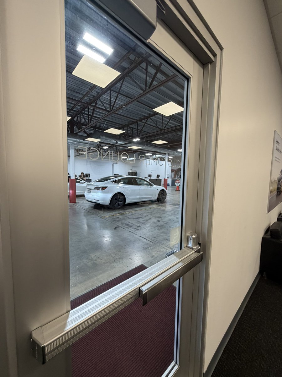 NeuralCharge's tweet photo. Took my Model 3 to Tesla Thousand Oaks yesterday for a windshield replacement. They had the AUDACITY to loan me a current gen Model 3 so I can experience the latest tech and FSD capabilities. 

Fast service, great staff AND loaning me a brand new car? Preposterous! https://t.co/gvTL4hHxPw