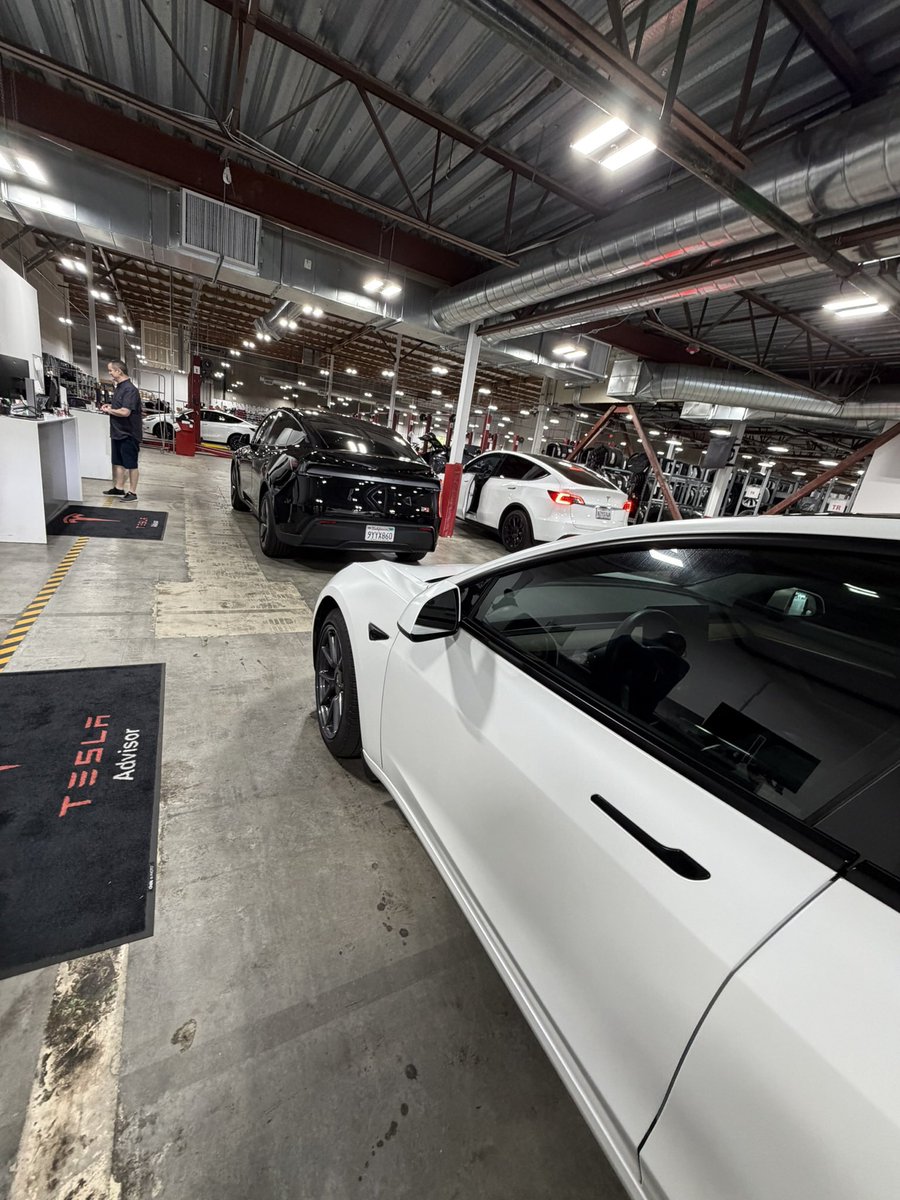 NeuralCharge's tweet photo. Took my Model 3 to Tesla Thousand Oaks yesterday for a windshield replacement. They had the AUDACITY to loan me a current gen Model 3 so I can experience the latest tech and FSD capabilities. 

Fast service, great staff AND loaning me a brand new car? Preposterous! https://t.co/gvTL4hHxPw