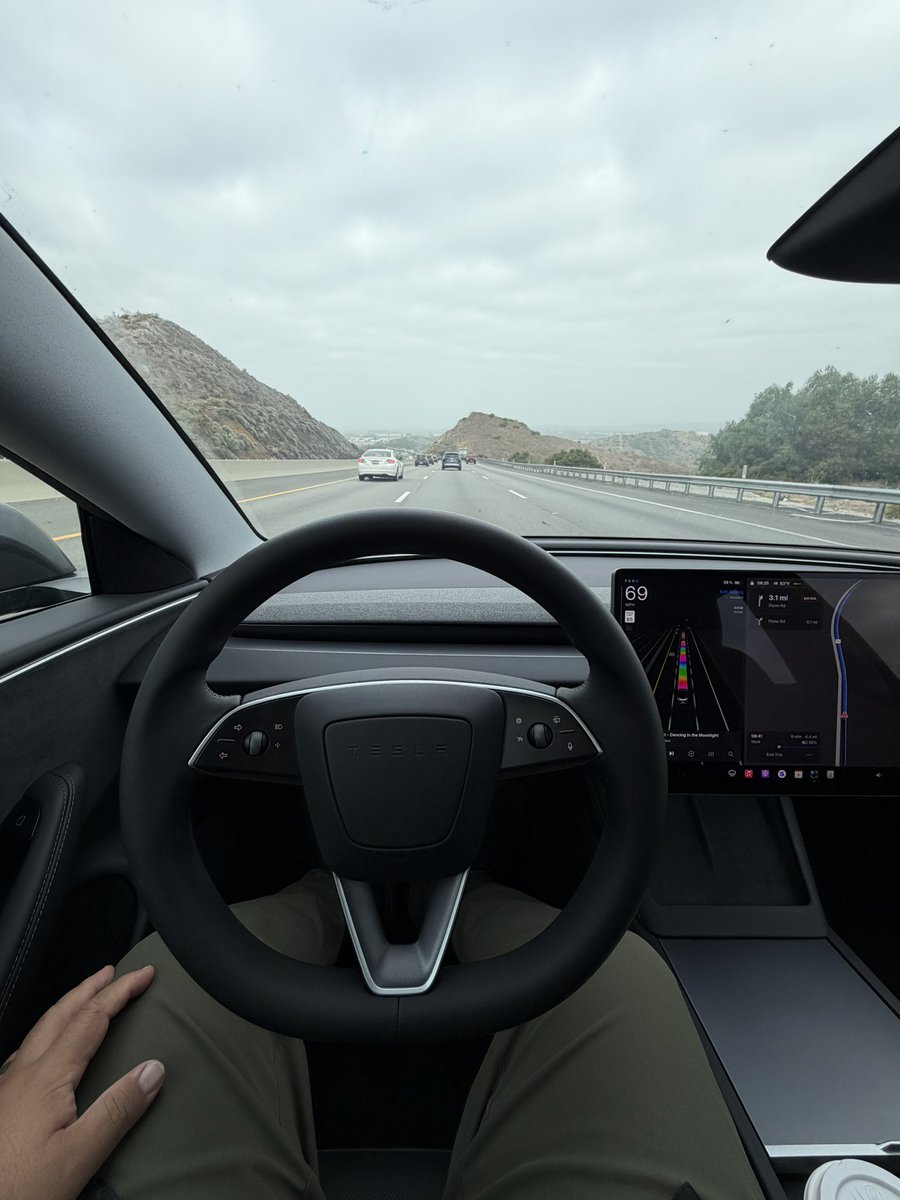 NeuralCharge's tweet photo. Took my Model 3 to Tesla Thousand Oaks yesterday for a windshield replacement. They had the AUDACITY to loan me a current gen Model 3 so I can experience the latest tech and FSD capabilities. 

Fast service, great staff AND loaning me a brand new car? Preposterous! https://t.co/gvTL4hHxPw