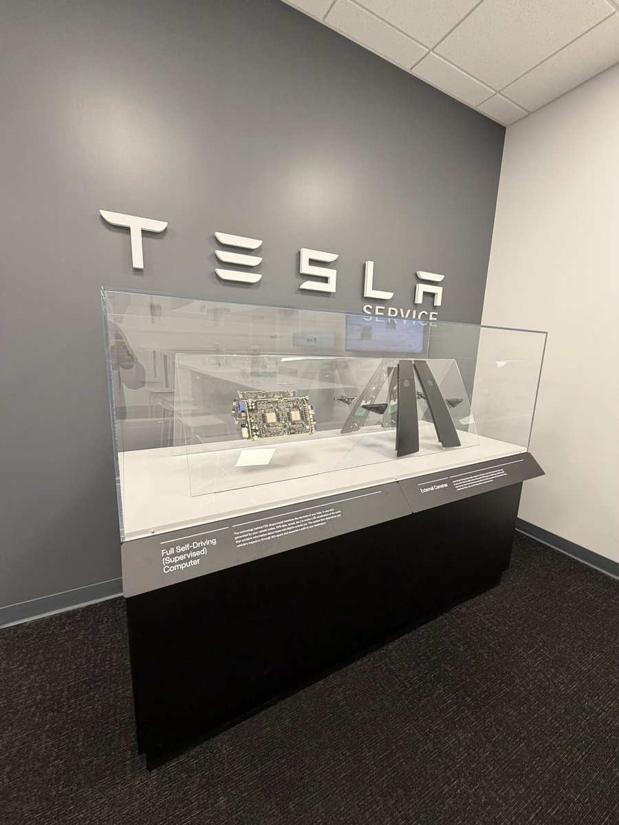NeuralCharge's tweet photo. Took my Model 3 to Tesla Thousand Oaks yesterday for a windshield replacement. They had the AUDACITY to loan me a current gen Model 3 so I can experience the latest tech and FSD capabilities. 

Fast service, great staff AND loaning me a brand new car? Preposterous! https://t.co/gvTL4hHxPw