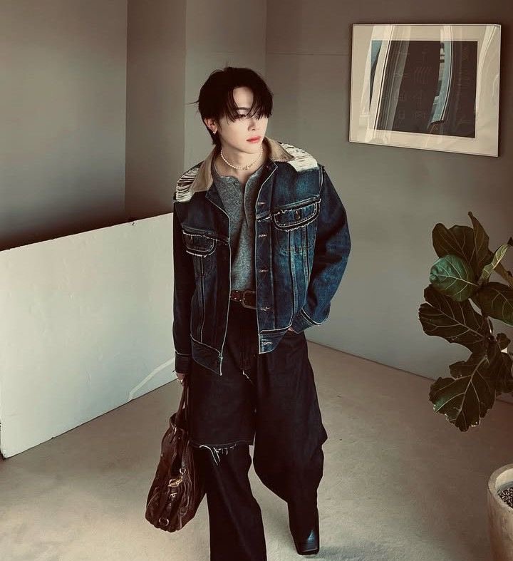 pinkyumenjoyer's tweet photo. yk the clothes are gonna EATTT when your designer looks and dresses like this https://t.co/yV6EpflC25