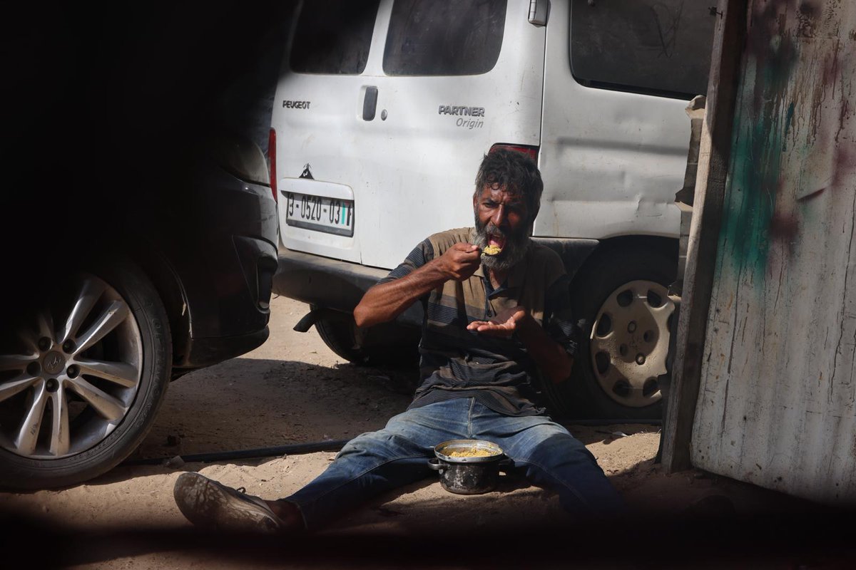 FrontlinesPeace's tweet photo. Khan Younis, zone d'Al-Mawasi. Des familles déplacées sous des tentes, qui font la queue devant une cuisine communautaire pour recevoir un repas. 🇵🇸

Ce que documente notre correspondant Ahmad Albaba est une réalité quotidienne pour des centaines de milliers de personnes. https://t.co/ONA2MNej14