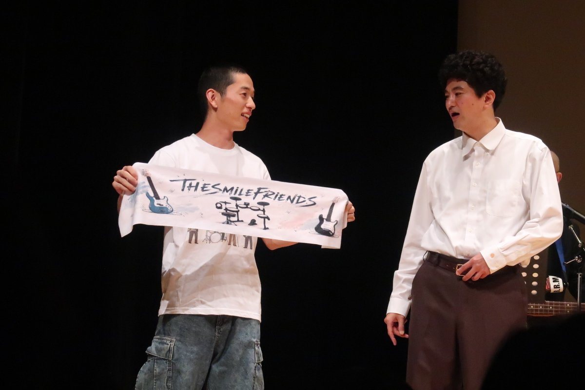 m_0__'s tweet photo. 対バンの際、スマフレの皆さんがすごい演奏をしていたと噂で聞いてたんですが、今回はかなり不協和音でスタート😄でも、バンドパートの後半では相当完成度の高い「僕の右手」をフルで聴くことができて嬉しかった🎶
異様服装男性有無.有
#お笑い友達　#スマイルフレンズ　#THESMILEFRIENDS https://t.co/mUFaM5eLdS