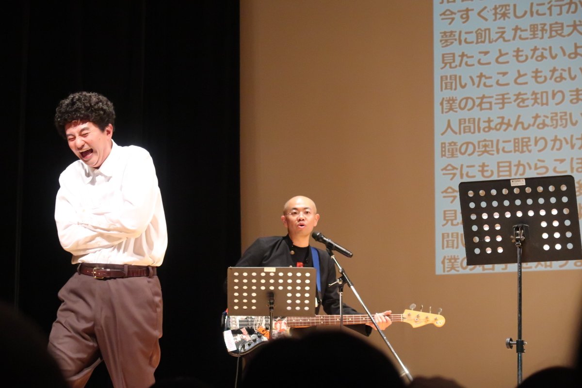m_0__'s tweet photo. 対バンの際、スマフレの皆さんがすごい演奏をしていたと噂で聞いてたんですが、今回はかなり不協和音でスタート😄でも、バンドパートの後半では相当完成度の高い「僕の右手」をフルで聴くことができて嬉しかった🎶
異様服装男性有無.有
#お笑い友達　#スマイルフレンズ　#THESMILEFRIENDS https://t.co/mUFaM5eLdS