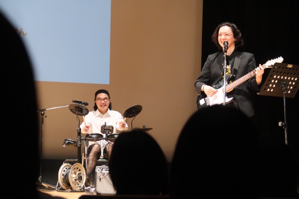m_0__'s tweet photo. 対バンの際、スマフレの皆さんがすごい演奏をしていたと噂で聞いてたんですが、今回はかなり不協和音でスタート😄でも、バンドパートの後半では相当完成度の高い「僕の右手」をフルで聴くことができて嬉しかった🎶
異様服装男性有無.有
#お笑い友達　#スマイルフレンズ　#THESMILEFRIENDS https://t.co/mUFaM5eLdS