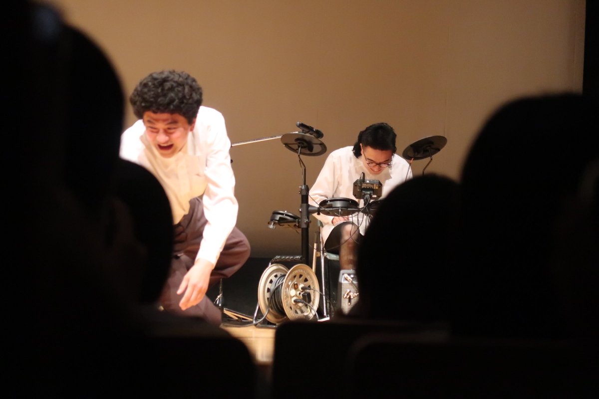 m_0__'s tweet photo. 対バンの際、スマフレの皆さんがすごい演奏をしていたと噂で聞いてたんですが、今回はかなり不協和音でスタート😄でも、バンドパートの後半では相当完成度の高い「僕の右手」をフルで聴くことができて嬉しかった🎶
異様服装男性有無.有
#お笑い友達　#スマイルフレンズ　#THESMILEFRIENDS https://t.co/mUFaM5eLdS