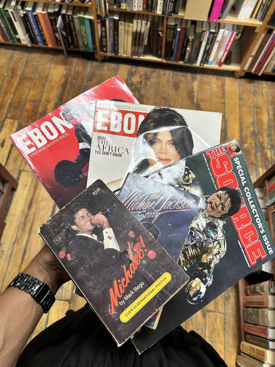 capt_applehead's tweet photo. The used book store hates to see me coming. https://t.co/LUE3Xpvvc9