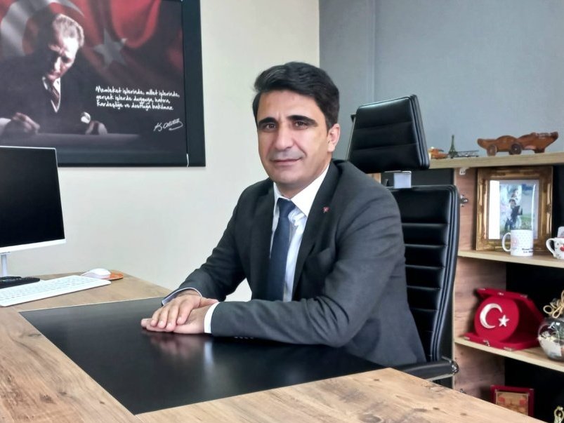 Benimadim_Turkk's tweet photo. Öğretmenimiz Irmak Koparan'ın  öğretmen arkadaşının konuyla ilgili açıklaması:

" 1,5 yıl atanmayı bekledikten sonra 2024-2025 yılının ikinci döneminde Ağrı'nın Hamur ilçesi Soğanlıtepe İlkokuluna Irmak hoca ile birlikte atanmıştık. Hamur İlçe Millî Eğitim Müdürü Mehmet Özmüş'ün bana bir erkek ile bir kadının aynı yerde kalması uygun değil diyerek beni Soğanlıtepe İlkokuluna, Irmak hocayı ise Karakazan İlkokulu-Ortaokuluna görevlendirdiler. Millî Eğitim Müdürüne ben de "Ben o köyde yapamam. İhtiyaçlarımı karşılayamam, köyün servisi yok beni de görevlendirin" diye söylemiştim. Fakat bana "İster uçakla istersen neyle gidiyorsan git!" dedi. Kimse yardımcı olmayınca köy muhtarının yardımıyla köye geldim. Hatta ilk atandığımızda bütün öğretmenlere "okullarınıza gidin ve görün" demişlerdi. Irmak hoca da gidemediği için İlçe Milli Eğitim Müdürü Irmak hocaya takmıştı diyebilirim. 

5 Mayıs 2025'te ben askere gittim. Bir yıl sonrasında askerliğim bitmeye yakın Irmak hoca beni aradı. Durumunu anlattı: Karakazan'daki okul müdürü ile tartışma yaşıyor ve okul müdürü Irmak hocaya vuruyor. Bu konu başka kişilere tam tersi olarak anlatılıyor. Olay servis şoförünün gözü önünde olduğu hâlde hiçbir şey söylemiyor. Servislerde bulundurulması zorunlu olan kamera olmadığı için olay tam olarak açıklığa kavuşamıyor. Fakat Irmak hoca olayı gerçekliğiyle anlatacak şahitlerin olduğunu da söylüyordu. Sonuç olarak Irmak hoca Soğanlıtepe İlkokuluna sürülüyor. Köy, Irmak hocanın evine yaklaşık 60 km uzaklıkta. Onun için durum gerçekten çok zordu. Lojman kalınacak durumda değildi ki şu an ben de ana sınıfında kalıyorum. Lojman rutubet içinde ve orada kalacak olan kişinin hastalanması kaçınılmaz. Irmak hoca İlçe Milli Eğitim Müdürlüğüne yazı gönderiyor lojmanın durumuyla ilgili ve yaptıkları tek şey duvarları boyamak. Sonuçta da lojmanı yaptık kalabilir diyerek Irmak hocanın vermiş olduğu dilekçeler hiçbir zaman olumlu yanıtla karşılanmıyor. Fakat Irmak hoca sürekli Kaymakamlığa, İlçe Millî Eğitim Müdürlüğüne gidip durumunu anlatıyor. İlk zamanlarda taksiye 3.000 lira para veriyordu. Bunun üstüne ev kirası da eklenecek olursa bu durum maddi olarak kabul edilemezdi.

Ulaşımın zorluğu ise işin fiziksel tarafıydı. Ruhsal olarak ise daha kötüydü. Sabahları kahvaltı yapmadan geliyordu. Bunları haber alınca köyde tanıdığım ve güvendiğim bir öğretmene Irmak hocaya iyi bakmasını tembih ettim. Sağ olsun sabahları çay ve kahvaltılık getiriyormuş. Olabildiği kadar gönlünü hoş tutmaya çalışıyormuş. Fakat Mehmet Özmüş'ün uyguladığı mobbing arkadaşımı bitirdi, mahvetti. Özellikle yanlı davranmak. Irmak hocanın sürgün edilmesi fakat arkadaşımı darp edenlerin hiçbir ceza almaması işi psikolojik olarak çok kötüye götürdüğünü düşünüyordum. Ben bunları hocamızdan dinleyince ona şöyle söyledim: "Hocam merak etmeyim askerliğim biter bitmez ben oraya geleceğim ve sizin durumunuzu düzeltmek için elimden geleni yapacağım. Nasıl olsa bir erkek ile bir kadının aynı yerde kalmasını uygun görmüyorlar." Sürekli konuşurduk ve ona olabildiğince moral vermeye çalışıyordum. 13 Mayıs 2026'da göreve başladım. İlçe Millî Eğitim Müdürü ile görüşemedim fakat şube müdürü ile konuşup arkadaşımın durumunu anlattım. Hatta en sonunda "Sizden müdürlük yapmanızı değil abilik yapmanızı istiyorum, Irmak hocanın durumu iyi değil" dedim. Fakat hiçbir gelişme olmadı. Bu süreç içinde Irmak hoca dilekçe vermeye ve durumunu ilgili makamlara iletmeye devam etti. Yine hiçbir sonuç alamadı. "

Hamur İlçe Milli Eğitim Müdürü 
Mehmet Özmüş