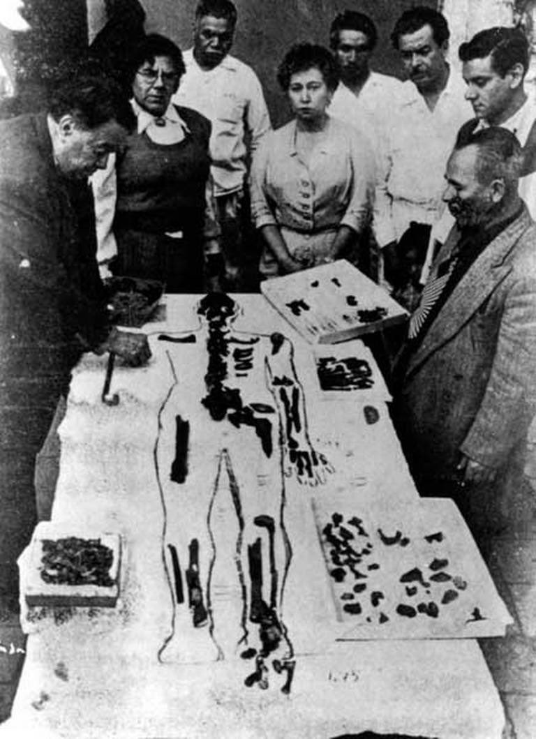 Cuauhtemoc_1521's tweet photo. Sobre los supuestos huesos de Cuauhtémoc encontrados en Ixcateopan por la maestra Eulalia Guzmán en 1949. 
Aquí la declaración del arqueólogo Eduardo Matos:

“No hay ninguna base científica para apoyar la afirmación de que los restos encontrados el 26 de septiembre de 1949 en la iglesia de Santa María de la Asunción, Ichcateopan, Guerrero, sean los de Cuauhtémoc, el último emperador de los Mexicas, y defensor heroico de México-
Tenochtitlan (Matos 1980:41)”.
 
Los estudios forenses arrojaron lo siguiente:

“los fragmentos de hueso pertenecen a ocho individuos, provenientes de diferentes periodos históricos y demuestran métodos distintos de enterramiento. En particular, el cráneo parcial pertenecía a una mujer mestiza adulta y no pudo haber sido sepultado en 1529. Según los estudios químicos realizados a la placa de cobre, aunque sí pudo haber sido fabricada en el siglo XVI, la escritura era reciente. El dictamen final de la tercera comisión rescata la importancia de Cuauhtémoc en el panteón nacional, a la vez que desmiente los reclamos de los habitantes de Ixcateopan. “
Para quien quiera leer más:
Anales de Antropología, volúmen 48-II
Julio del 2014