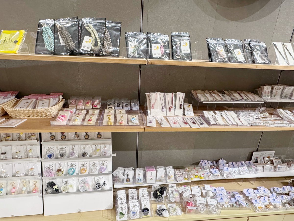 colorless2015's tweet photo. 📢いよいよ明日から📢

フラワーロード側入口すぐの場所です
ご来店お待ちしてます😊

⚓️神戸マルイ クリエイターフェス⚓️
神戸マルイ1階 カレンダリウム
6/10(水)〜6/16(火)
11:00〜20:00
※最終日のみ18:00まで https://t.co/aqxd5TTfWU