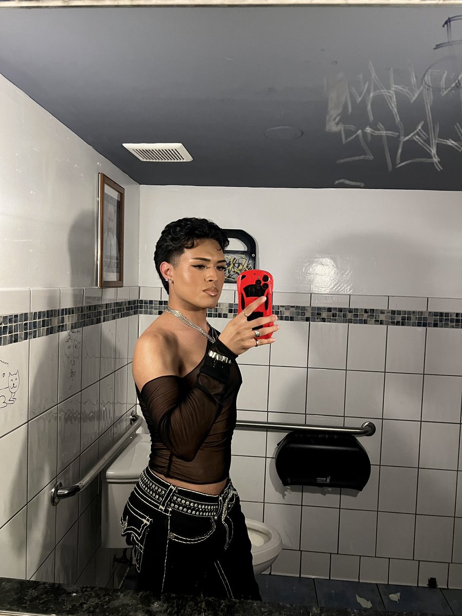 ken4keeps_'s tweet photo. bathroom club flicksss https://t.co/XS9ZMHA8rW
