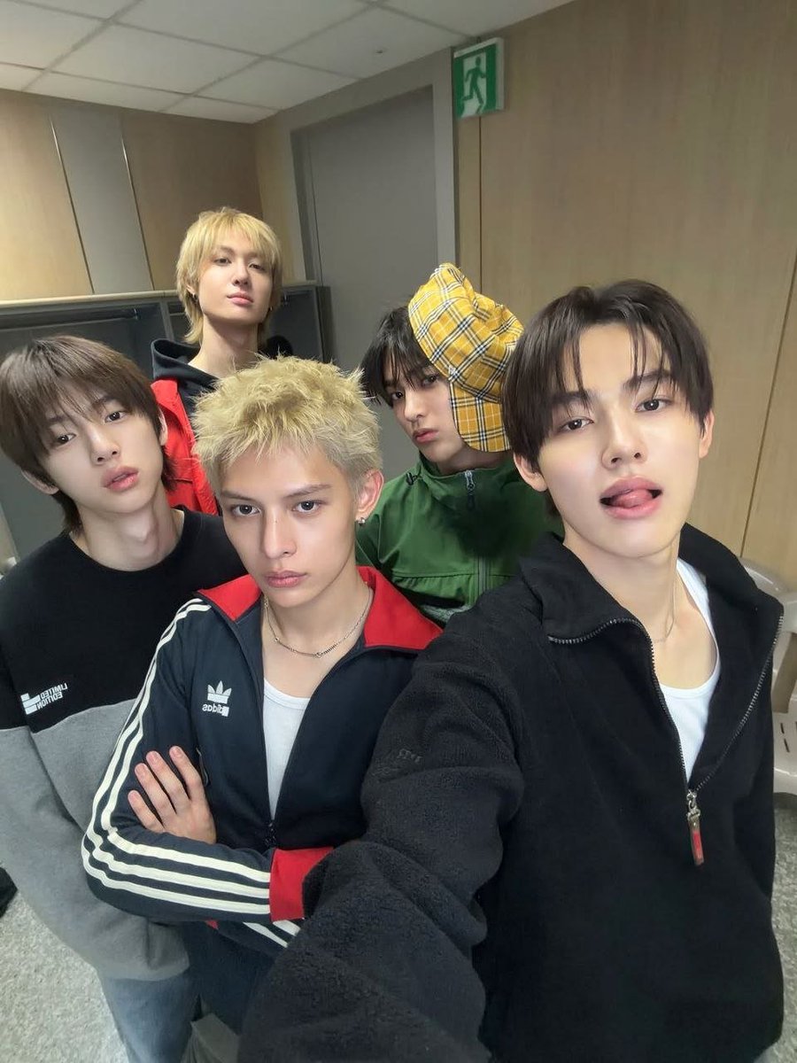 Eomeonghyeon's tweet photo. Don't worry, our activities never end! the music show promotions may be over, but we're not going anywhere. think of it as a 𝙨𝙚𝙚 𝙮𝙤𝙪 𝙨𝙤𝙤𝙣 instead of a goodbye. we'll keep finding new ways to meet, Coer. https://t.co/CsvDzW2ZBG