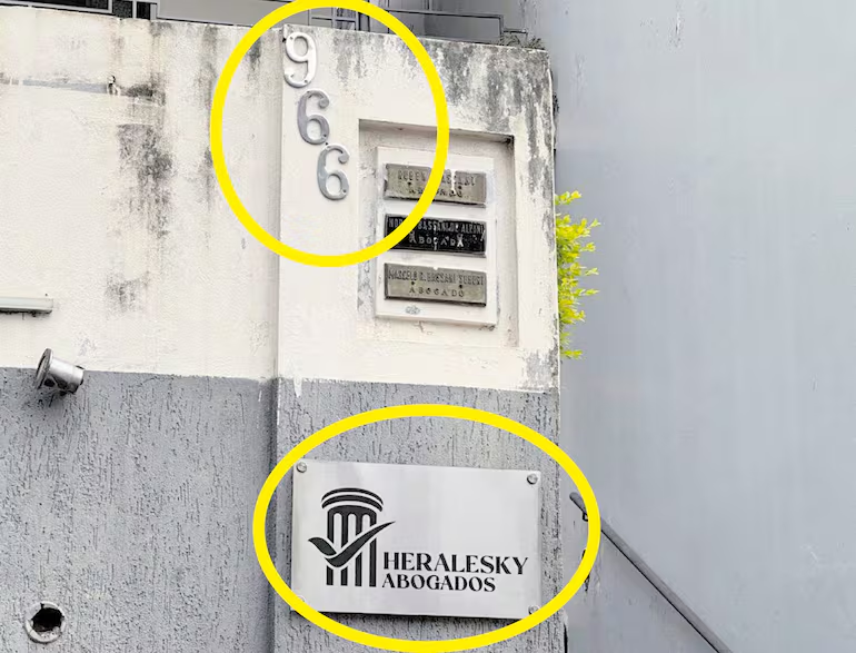delpynews's tweet photo. ▶️ LLAMATIVAS "COINCIDENCIAS" EN CASO 'DESPIERTA PARAGUAY' | 🤔

➡️La abogada de Giselle Mousques tiene su oficina en la misma dirección en la que se registró la página Despierta Paraguay, que fue querellada por Christian Chena por calumnia en su contra.

👉En 2023, Christian Chena fue silenciado vía judicial por Gisele Mousques, esposa del actual embajador en Taiwán, Darío Filártiga, usando la Ley 5777/16. Una "mordaza" legal que le prohibía referirse a ella públicamente.

👀Poco después del silencio judicial, apareció la página "Despierta Paraguay" (DPY) atacando directamente a Chena con contenidos difamatorios. Después de eso, Chena querelló por calumnia a la página que operaba de forma anónima.

🔍La investigación judicial reveló que Yecika Magle Bracho Atacho, titular de la línea vinculada a DPY en Facebook, registró su domicilio en O'Leary 966, Asunción. En esa misma dirección también operó Azafrán SA, la agencia digital vinculada a La Red Desinformante, la estructura de desinformación que está siendo investigada.

🤔Lo más llamativo es que la abogada Margarita Heralesky, quien representó legalmente a Mousques en el caso contra Chena, también opera en O'Leary 966 con su bufete Heralesky Abogados.

Vía: ABC Color.