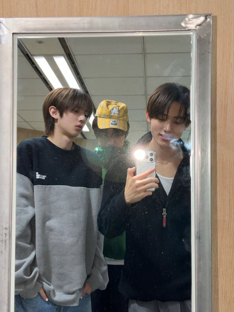 Eomeonghyeon's tweet photo. Don't worry, our activities never end! the music show promotions may be over, but we're not going anywhere. think of it as a 𝙨𝙚𝙚 𝙮𝙤𝙪 𝙨𝙤𝙤𝙣 instead of a goodbye. we'll keep finding new ways to meet, Coer. https://t.co/CsvDzW2ZBG