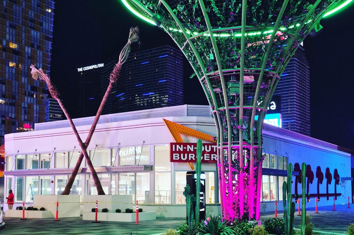 nypost's tweet photo. Absolutely colossal Vegas In-N-Out Burger opens on the strip today, will be the chain's largest location on Earth https://t.co/1Zvgr4KwN2 https://t.co/4pD2pnj0XF