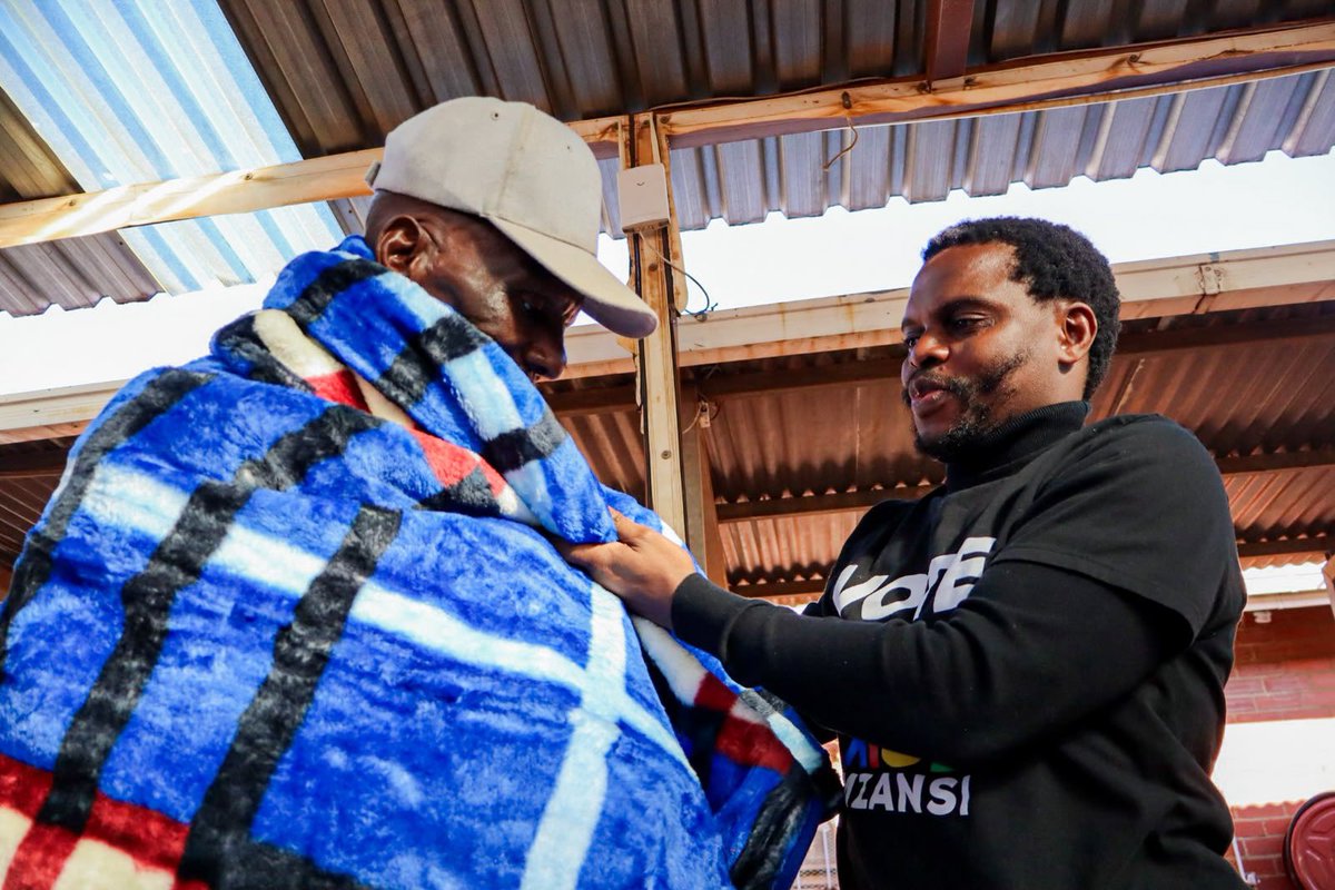 VuyiswaRamokgop's tweet photo. Boots on the ground! 

This afternoon I joined @Rise_Mzansi Joburg Mayoral candidate @LukhonaMnguni in Tshepisong, where we donated blankets to vulnerable families. 

This is a people to people campaign! 

#VoteAmaselaOut #Lukhona4JoburgMayor #CleanAndSafeJoburg https://t.co/D1pUau06wa