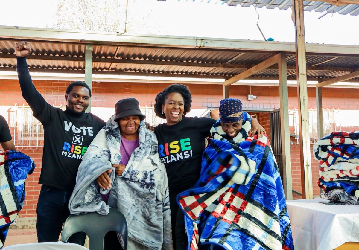 VuyiswaRamokgop's tweet photo. Boots on the ground! 

This afternoon I joined @Rise_Mzansi Joburg Mayoral candidate @LukhonaMnguni in Tshepisong, where we donated blankets to vulnerable families. 

This is a people to people campaign! 

#VoteAmaselaOut #Lukhona4JoburgMayor #CleanAndSafeJoburg https://t.co/D1pUau06wa