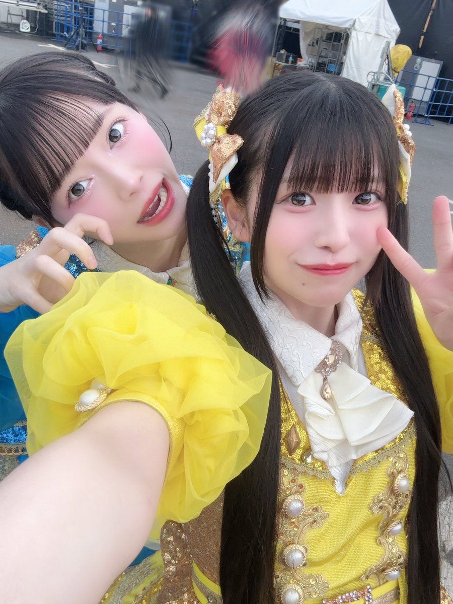 appare_rea's tweet photo. りさお誕生日おめでとう🎊🎈
りさとのツーショット、後々見返したらりさがふざけてるのあるある😺水色、ほんっっっとーーに似合っていてびっくりした透けてる(透明感) https://t.co/XWwECh3b1g