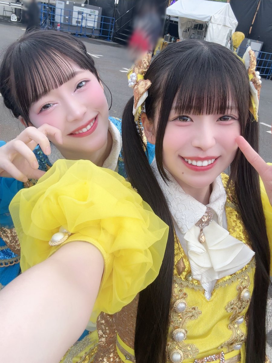 appare_rea's tweet photo. りさお誕生日おめでとう🎊🎈
りさとのツーショット、後々見返したらりさがふざけてるのあるある😺水色、ほんっっっとーーに似合っていてびっくりした透けてる(透明感) https://t.co/XWwECh3b1g