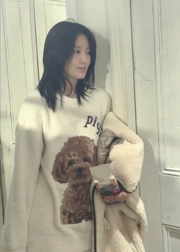 shudumpling's tweet photo. no thoughts, head empty, just randomly thinking about the set of fluffy dog sweaters that shuhua used to wear back then https://t.co/0ZdxmaQMbq